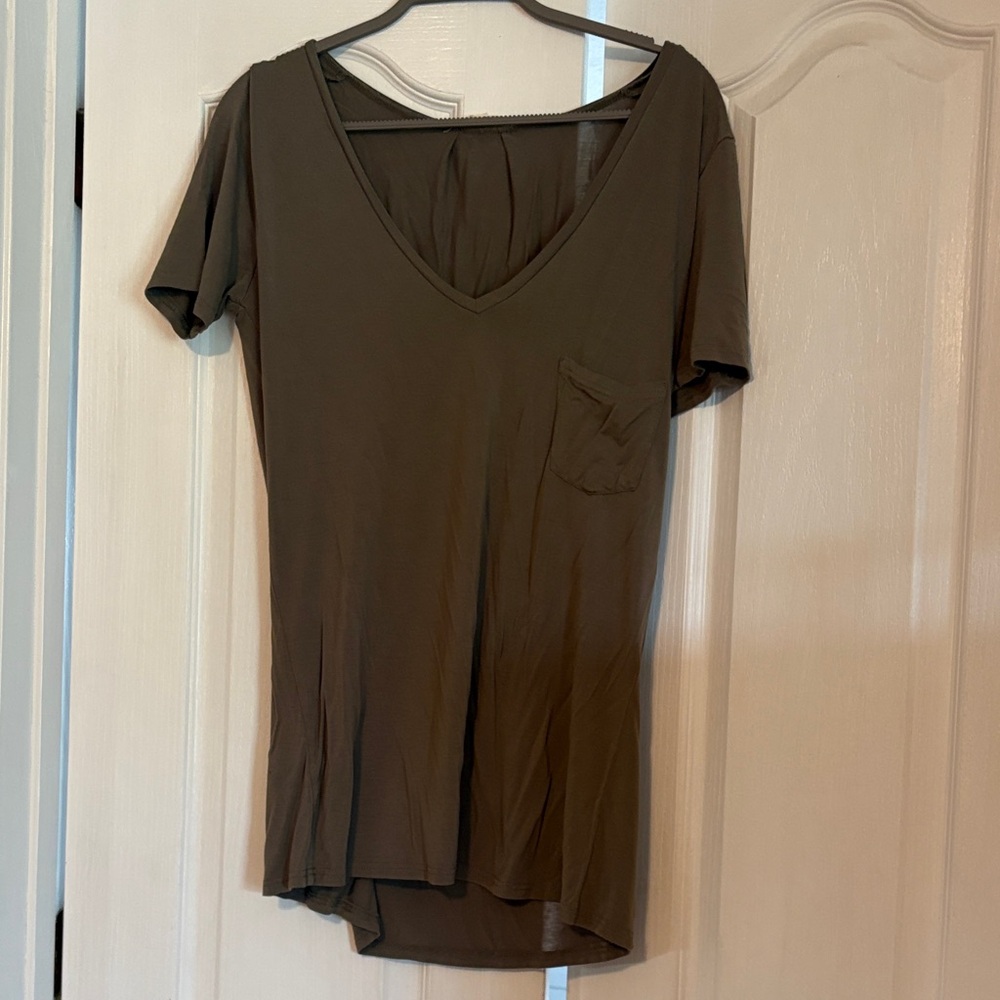 POL Women's V-Neck Pocket Tee - Olive